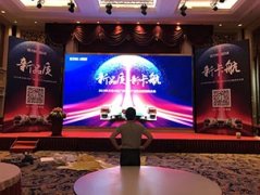 问：广州背景板灯布喷绘加安装价格多少？